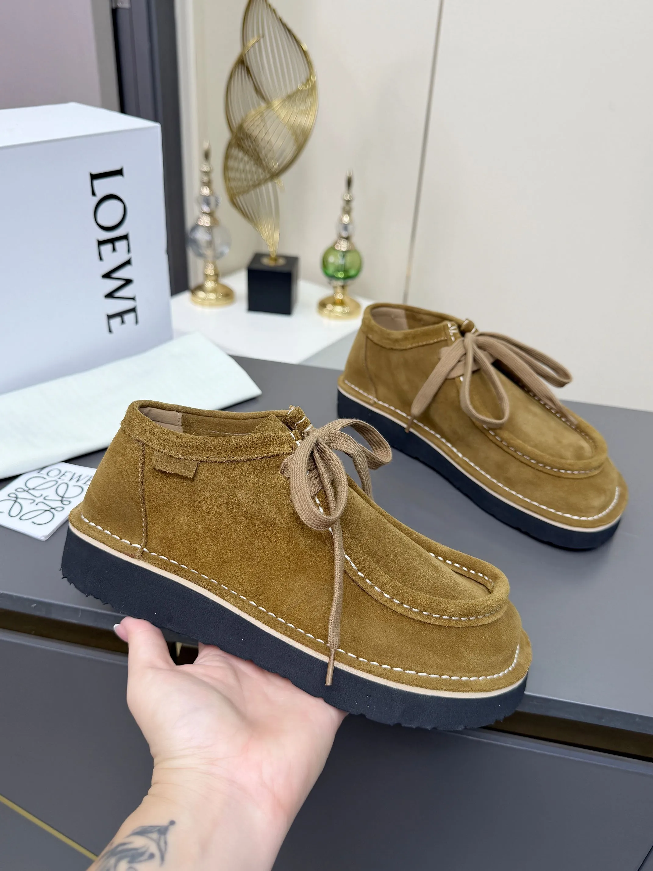 👟👟Ex-factory price 560👟👟 LOEWE·Loewe's latest kangaroo shoes, split cow leather, suede cow leather, thick-soled lace-up casual shoes, lace-up retro British style, from design to texture, allowing you to easily have a high-end luxury wearing experience. The upper is made of imported high-mercerized smooth cow suede. The delicate texture has a natural velvet-like sheen. Every inch exudes low-key sophistication. It is matched with the light-feeling EVA foam outsole. The 3-centimeter heel height is just right. It not only quietly elongates the body shape, but also brings the comfort of walking on the ground! The original version was purchased and developed, and the details are well handled. It is worth owning. It has a unique fashionable and trend-leading style. It is highly recommended to stock up. The shoe style is great, the leather is soft and comfortable, very comfortable on the feet and easy to match. ✦Fabric: imported high mercerized cowhide ✦Lining: no lining ✦Outsole: original EVA foam outsole ✦Number of sizes: women's size: 35#-40# (TT)